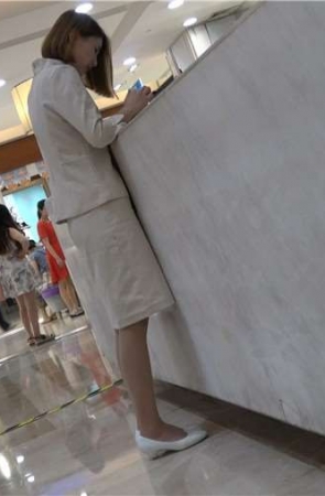 4k-米色制服丝袜白鞋极品街拍美腿