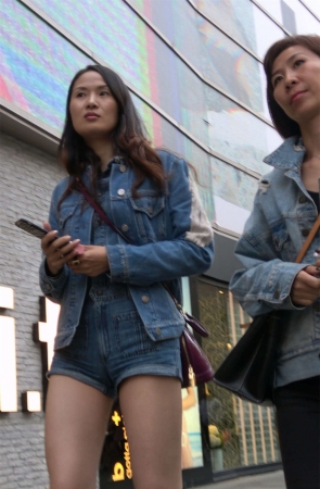 长袖美腿超紧身热裤美眉