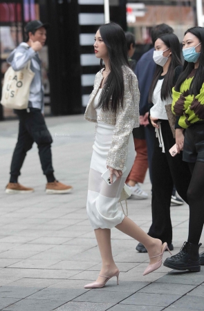 诱惑街拍肉丝高跟shaofu