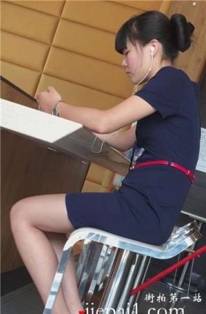 肯德基餐厅内独自听歌的孤独制服短裙美女