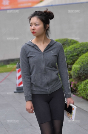 似有似无，黑色瑜伽裤美眉