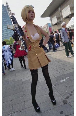 米色连衣裙cosplay美女