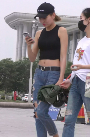 破洞牛仔露脐鸭舌帽小姐姐玩自拍