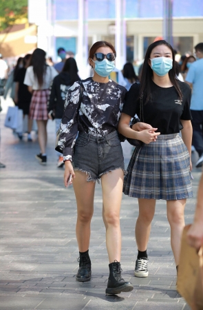 黑色牛仔热裤妹子