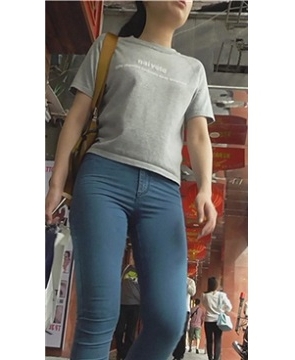 紧身蓝牛学生妹的小翘臀 [723 MB]