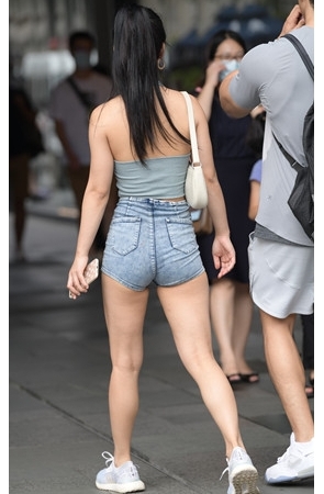 紧身牛仔热裤美女(73P)[934M/JPG]