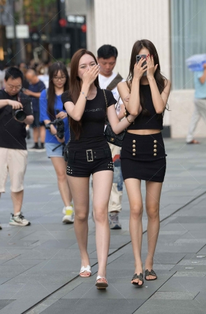 街拍俩美腿姐妹