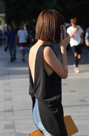 喇叭裤大露背装美眉