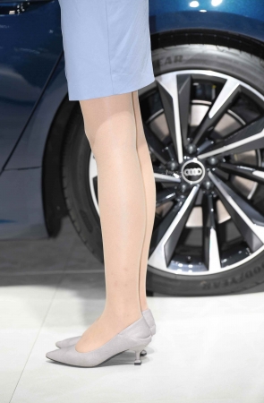 211121-7+162 -身材高挑的丝 袜女同事