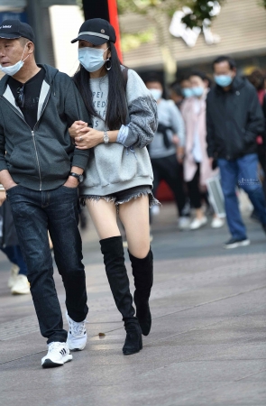 有点街拍丝袜还是很好看的