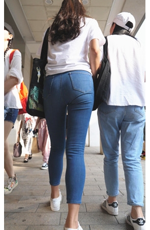 蓝色紧身牛仔裤美眉