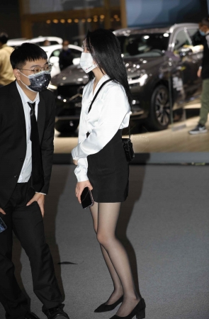 【街拍心灵】街拍黑丝美腿制服销shou主管