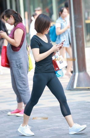 步调迈的开 勒痕很凸显