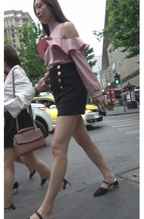 漂亮的粉衣黑裙美女