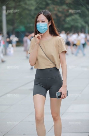 紧身瑜伽短裤美眉