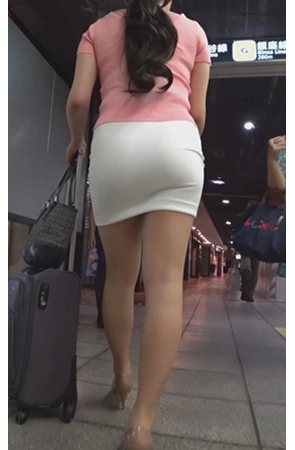 粉衣白色紧身包臀裙美眉