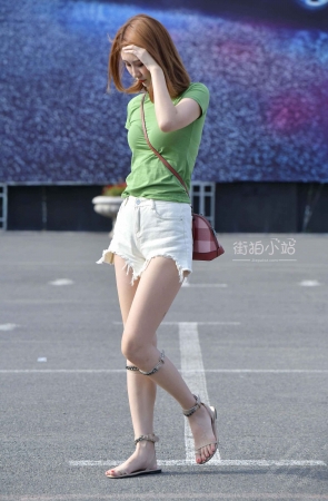 夏日偶遇白短热牛小姐姐