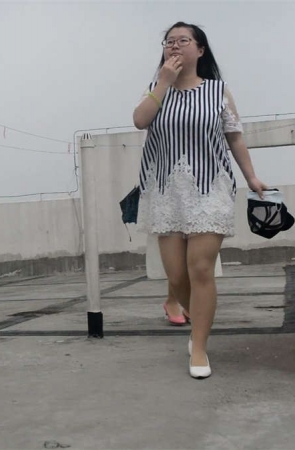 两位美女穿鞋子