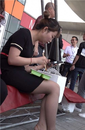 展会休息吃饭的丝袜极品美腿妹子 [308 MB/MP4]