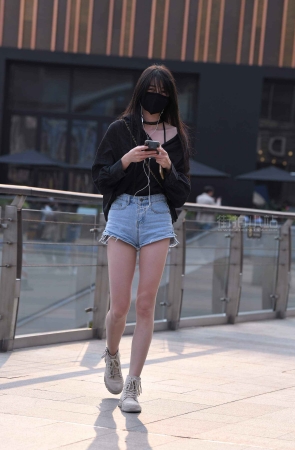 街拍高腰热裤青春靓妹