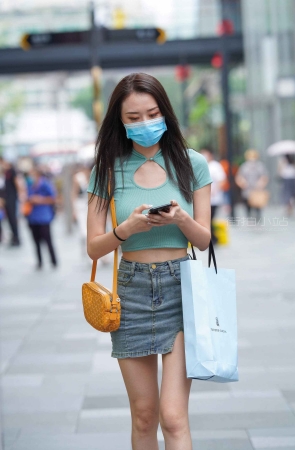 街拍牛仔短裙气质高跟美女
