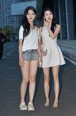 24831-3=75√搭讪紧致热裤大白腿闺蜜 17P