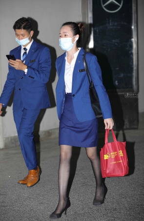 【街拍心灵】雷克萨斯销shou顾问黑丝制服街拍高跟