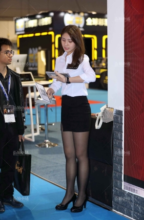 漂亮黑丝长腿美女主持