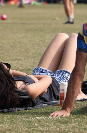 骨感妹子草地上的日光浴