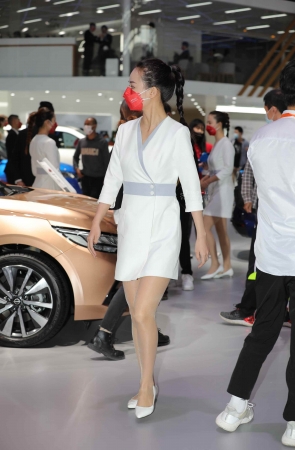 【街拍心灵】车展礼仪肉丝白高跟街拍美腿哇塞