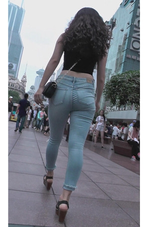 丰满的紧身牛仔露腰美女