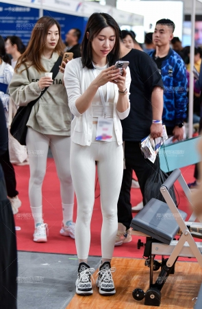 白色瑜伽紧身裤美女