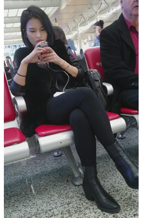 黑裤短发小姐姐