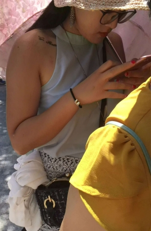 排队的无袖衬衫眼镜妹