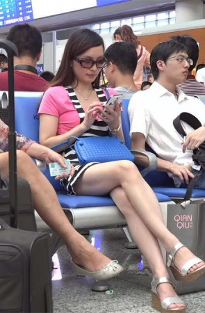 墨镜美女的长腿玉足，这脚不错