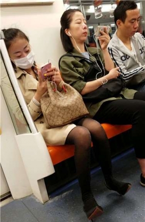 4k超清，地铁拍摄小清新美女，苗条美腿黑丝袜闪闪发亮