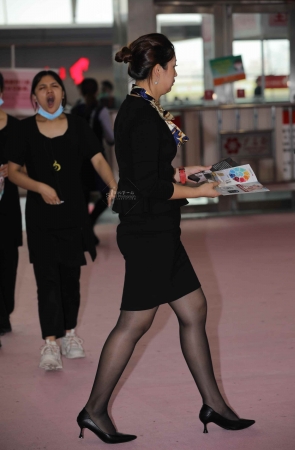 【街拍心灵】医美经理街拍黑丝高跟累了脱鞋休息