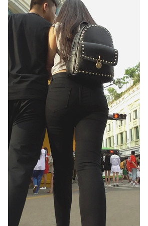 背着包包的紧身黑裤美女