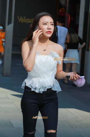 性感抹胸，黑色紧身裤女友