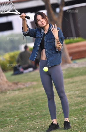 唇边有三颗珠的网球高手