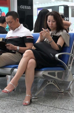 韵妇的一双艳足，青筋浮现，苍劲有力