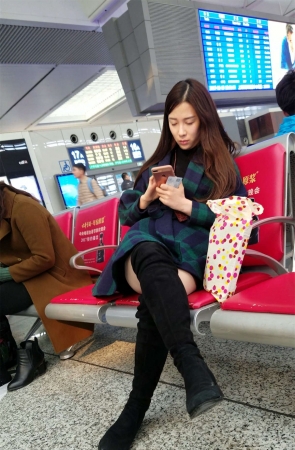 高铁站拍摄黑色高筒靴肉丝长发少妇大长腿