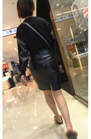 两个高腰皮裙美女