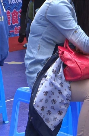 跟孩子一起玩的性感少妇