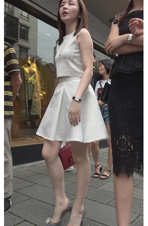 皮肤白嫩的漂亮美女[1.22G/MP4]