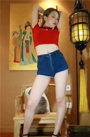 超短牛仔热裤性感美腿红衣女神 [421 MB]