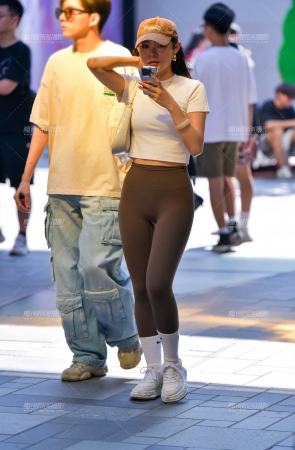 白体恤紧身裤美女