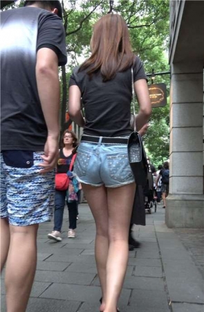 4K貌美如花的街拍热裤气质美女小姐姐 [921 MB]