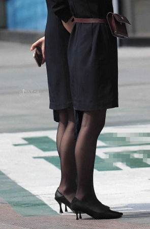 诱惑黑丝街拍高跟OL