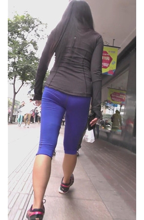 蓝色七分紧身裤美女